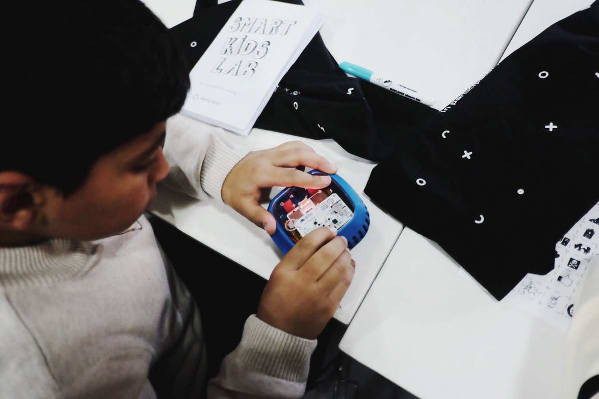 MakingSenseEU's tweet photo. From lo-tech cabbage juice sensors to hi-tech arduino @SmartCitizenKit sensors.
✨💪🏼🤓✨
#MakingSenseEU
#smartkidslab https://t.co/2g2nRL2TMq
