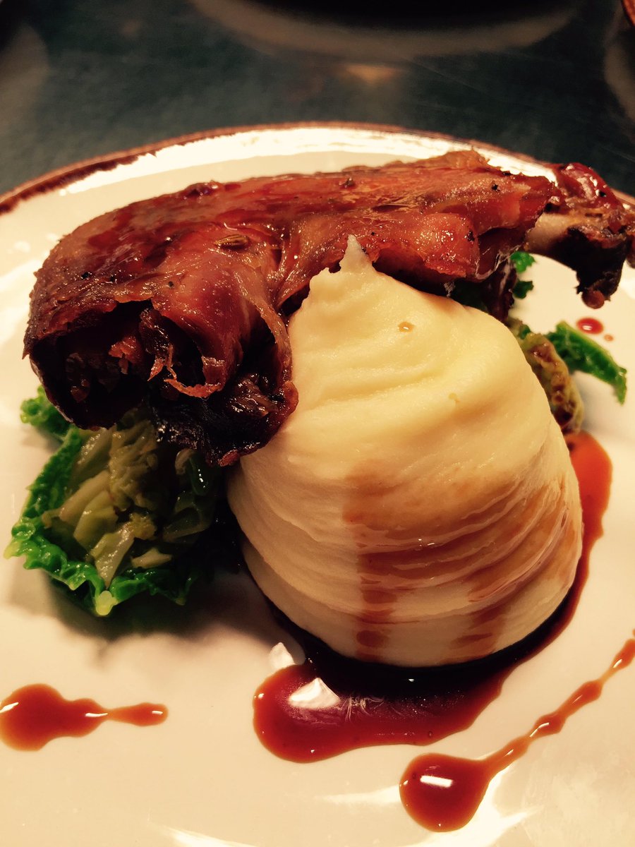 Our #SetLunchMenu this week includes the delectable Confit Chicken Leg, Cabbage and Mash...
#Lunchtime #fulhampubs