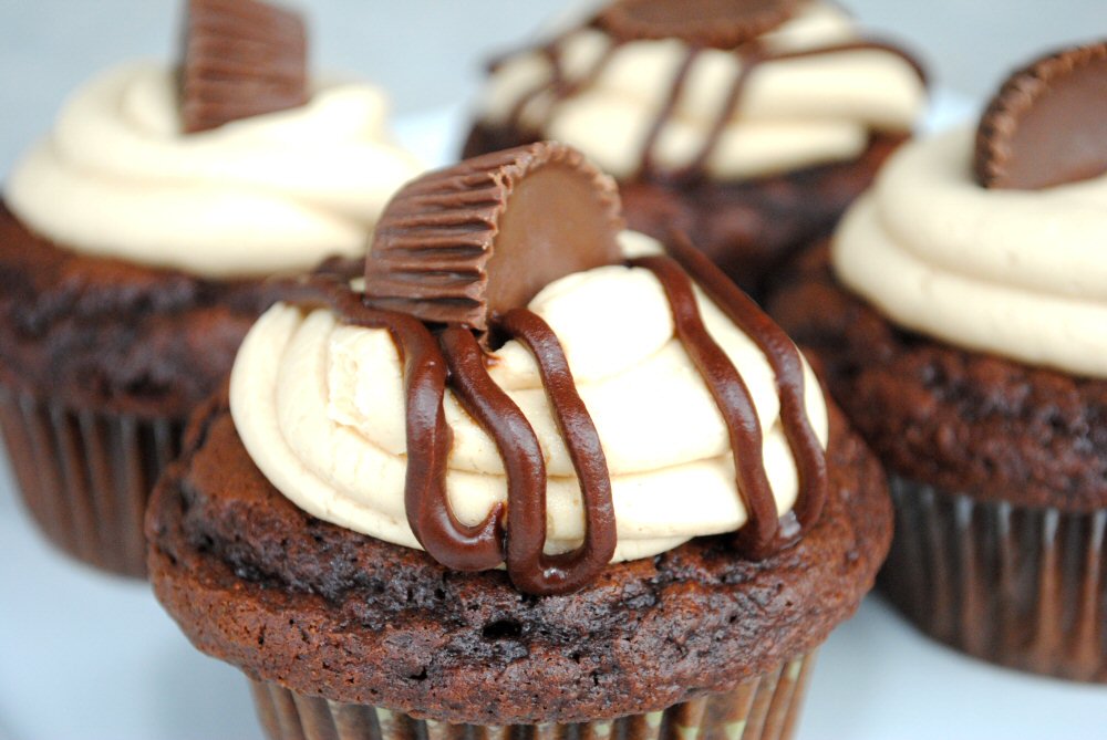 EburyCakes's tweet photo. I've added a twist to our #choclatecupcakes and added @ReesesPBCups to celebrate #Nationalpeanutbutterday email me to order! x https://t.co/FfzrRJ2nOY