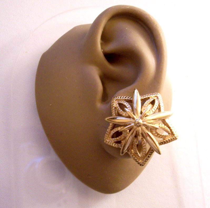 Monet Star Flower Clip On Earrings Gold Tone Vintage Large Open C… tuppu.net/f0ca7343 #Etsy #LargeFlowerEarring