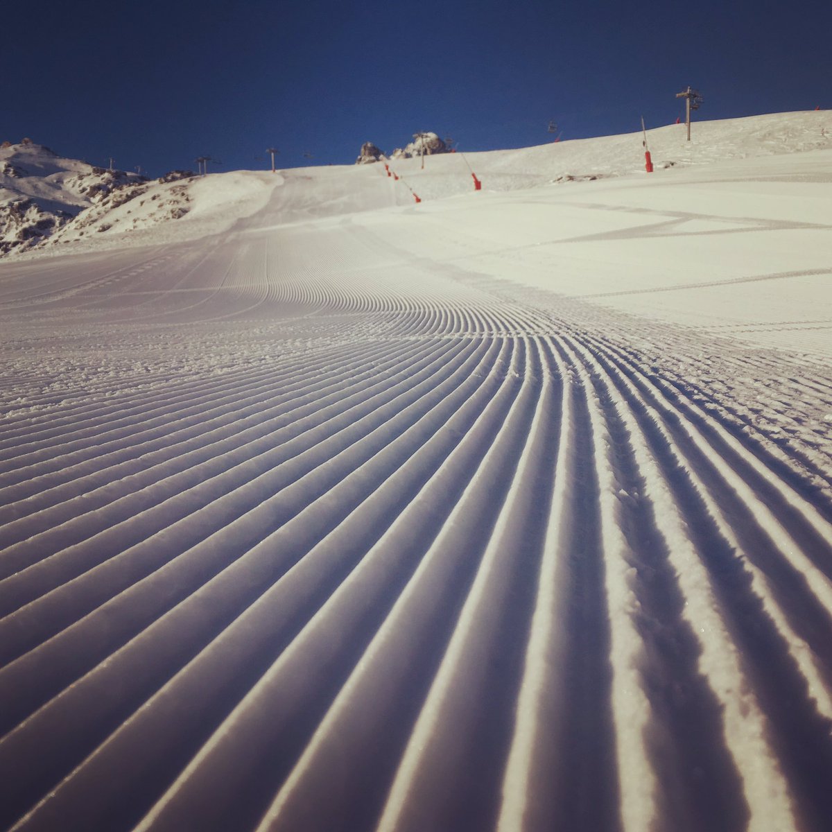 SummitPhotog's tweet image. 😀 #courchevel #piste #corduroy #firstlifts #empty #3valleys