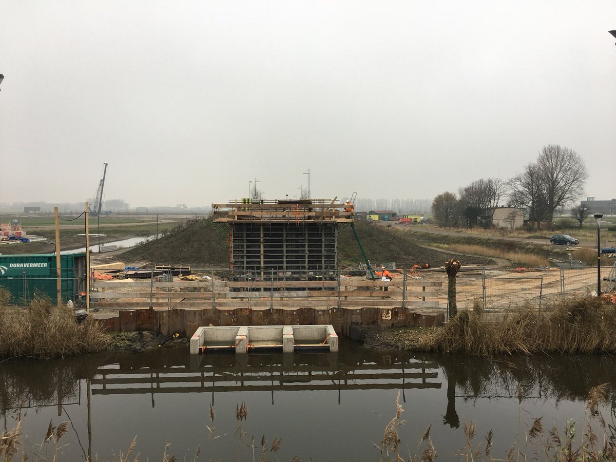 Warme jas aan! In de nacht van 25 jan kunt u de werkzaamheden aan de toekomstige hoofdentree van Wilgenrijk bekijken.goo.gl/u1OoJ1
