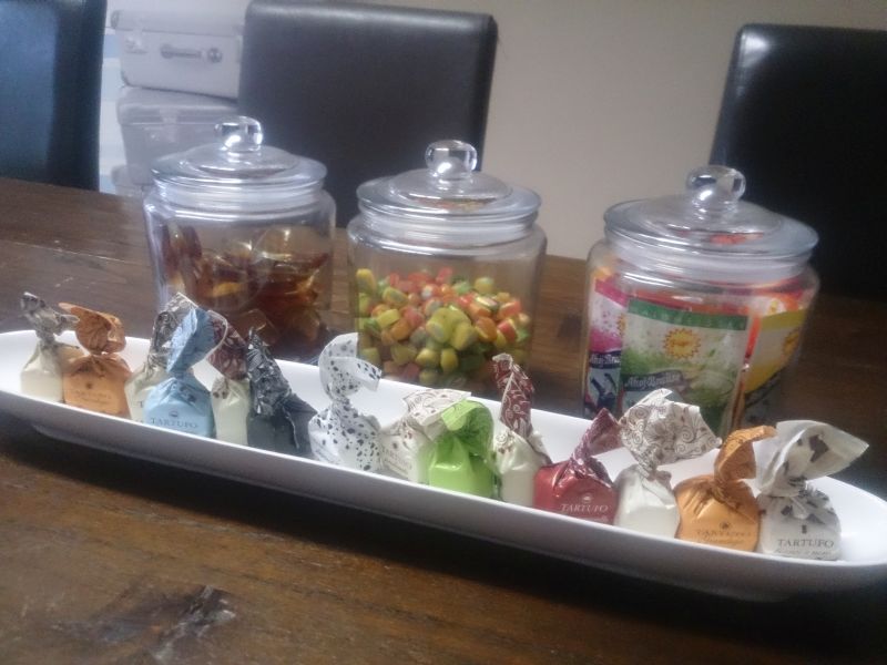 uschilieblpr's tweet photo. Süßes für's @adinahotels Meeting - gleich geht's los :-) #agencylife #ulpr #PublicRelations #meeting #brainfood https://t.co/WkOKtxrOb4