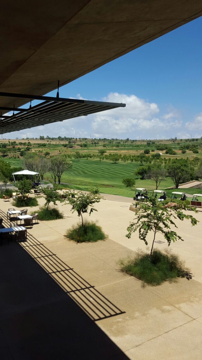 Wishing all our golfers and guests a happy and prosperous 2017, filled with many birdies and low rounds! Join us @TheClubAtSteyCity😎