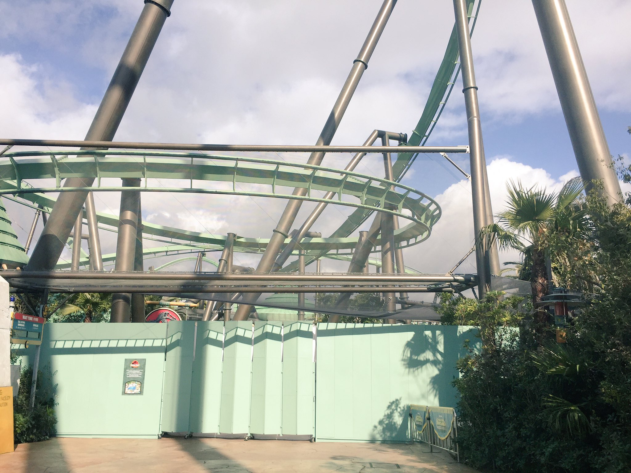 Usj情報局 L C A Studios Auf Twitter ジュラシック パーク エリアは一部が閉鎖されています 以前みたいに防護ネットの支柱を無機質な鉄製から木製 風 に替える工事かな とか思ってましたが フライング ダイナソーに乗って上から確認したところ さほど変化のない