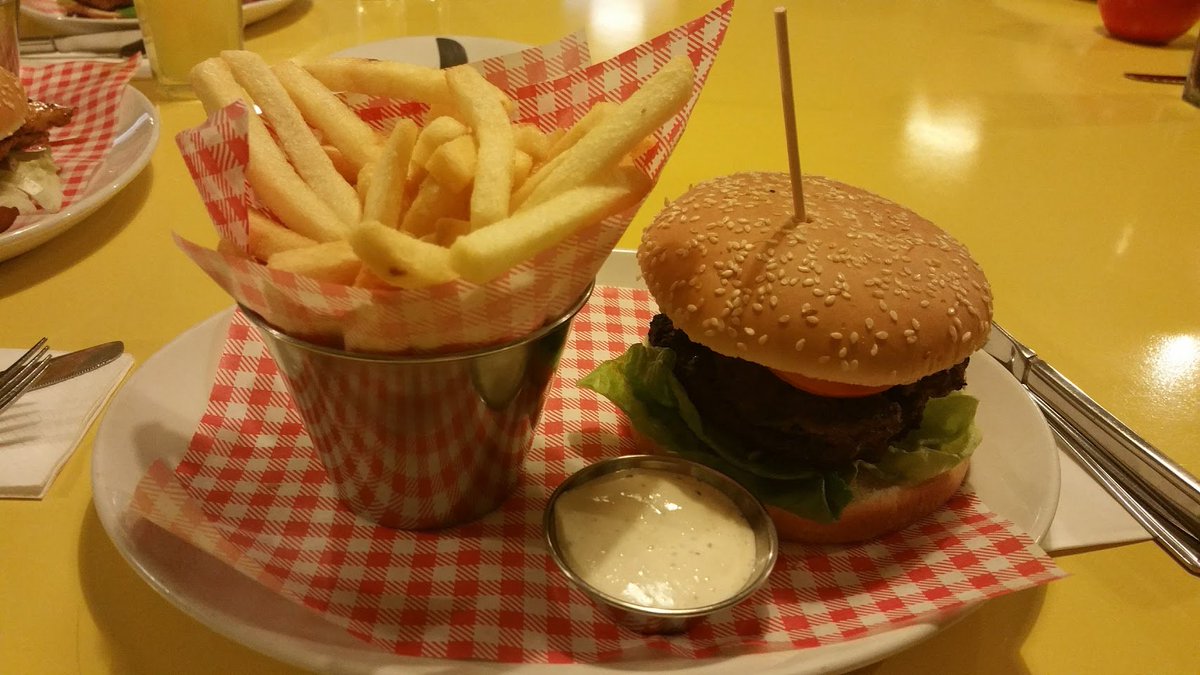 aneeque27's tweet photo. @tinseltownuk Awesome classic beef burger with garlic dip, fries and Brownie Bonanza Shake! #Bestshakeintheworld https://t.co/sI1k5pJJwb