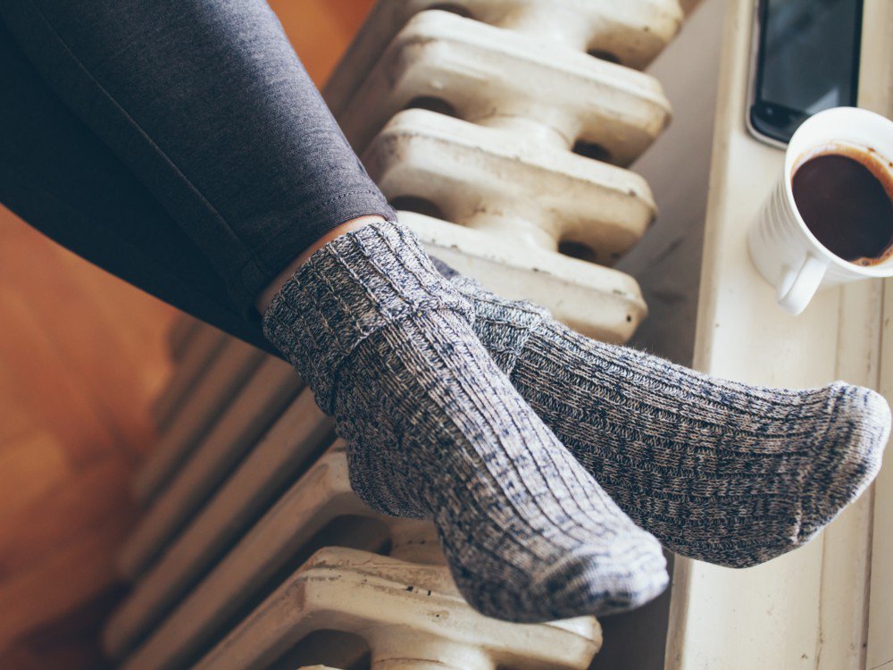 Почему мерзнут руки и ноги. Тепло в ноге что это. Ноги в носках у камина. Ноги в носках у камина. Мерзнут конечности лекарство.