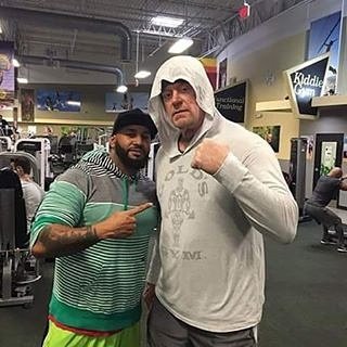 giselaiveth96's tweet photo. #UNDERTAKER en el gimnasio juanto a un fan. Preparandose para su prΓ³ximo encuentro #teamtaker #thephenom #thedeadman #teamcalawaymccool https://t.co/rGuKugMmtP