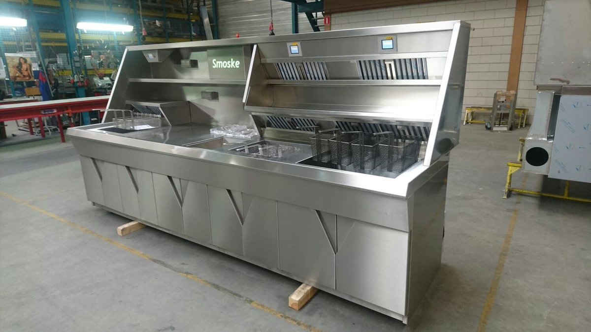 HE Fryer for in Belgium. A big wall range 4 baskets pre-cook system, Logo with LED lights! And an automatic filtrationsystem!#fryer #quality