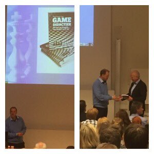 simxp_com's tweet photo. @marteink licht zijn nieuwe boek #gamedidactiek uit en biedt aan het eerste exemplaar aan @JanBogerd @saganet https://t.co/J9ANSHAKLn