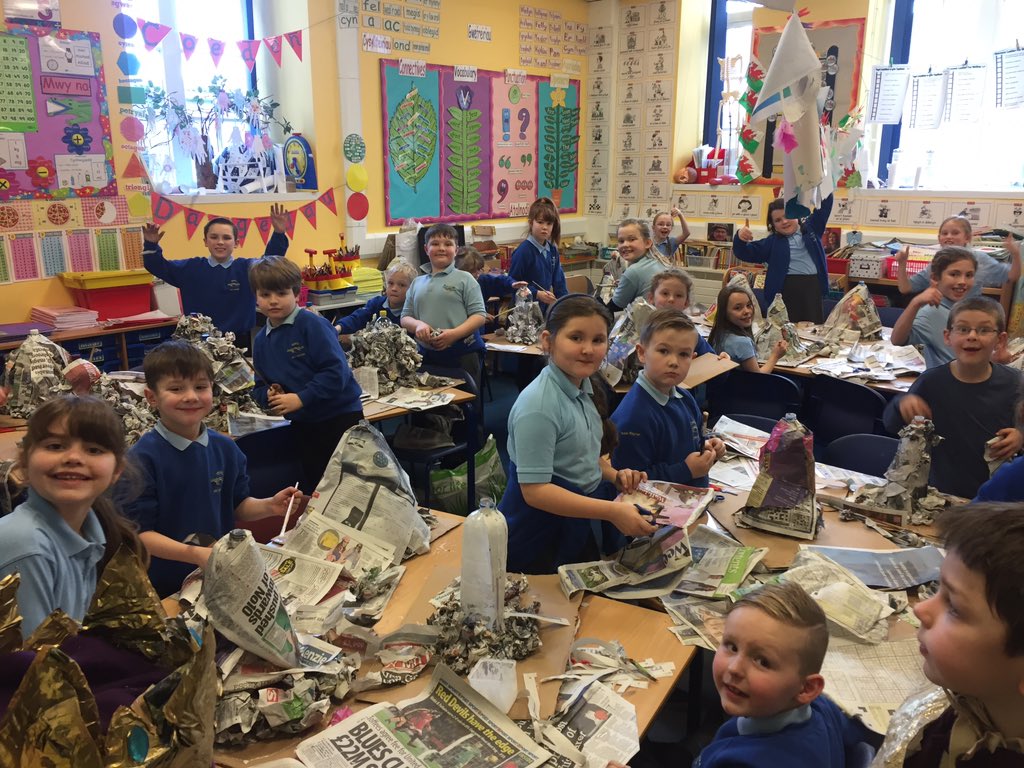 YsgolBroGwydir's tweet photo. Llosgfynyddoedd yn cael eu creu yn nosbarthiadau 3 a 4. Year 3 and 4 creating volcanoes. #wythnosSTEM #STEMweek https://t.co/7269XnYkYa
