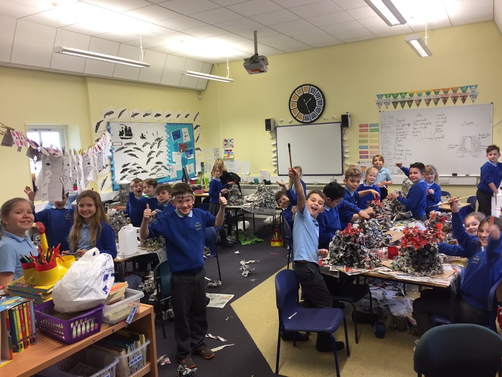 YsgolBroGwydir's tweet photo. Llosgfynyddoedd yn cael eu creu yn nosbarthiadau 3 a 4. Year 3 and 4 creating volcanoes. #wythnosSTEM #STEMweek https://t.co/7269XnYkYa