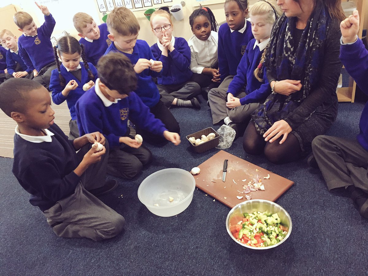 Manor_Wood_Pri's tweet image. Busy chopping and peeling in 2T and 2L this morning! #DTproject #cookingandnutrition