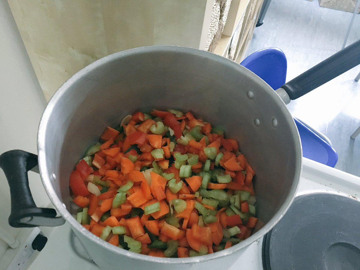 Manor_Wood_Pri's tweet image. Busy chopping and peeling in 2T and 2L this morning! #DTproject #cookingandnutrition