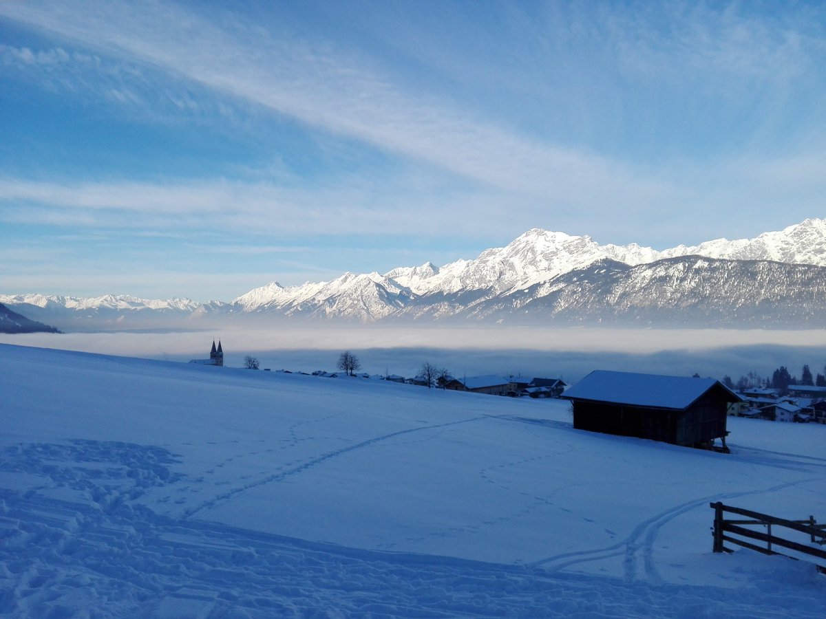 summitapproach's tweet photo. Heute Morgen Blick vom Weerberg Richtung #Innsbruck. ☁ #tirol #SummitApproach #berge #wandern #natur https://t.co/KdkBcOvH4X