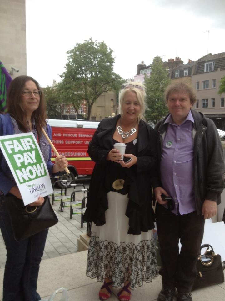 <a href="/janedoolan2017/">Jane Doolan</a> @MikeyBear77 and Diana James outside <a href="/IslingtonBC/">Islington Council</a> protesting for fair pay