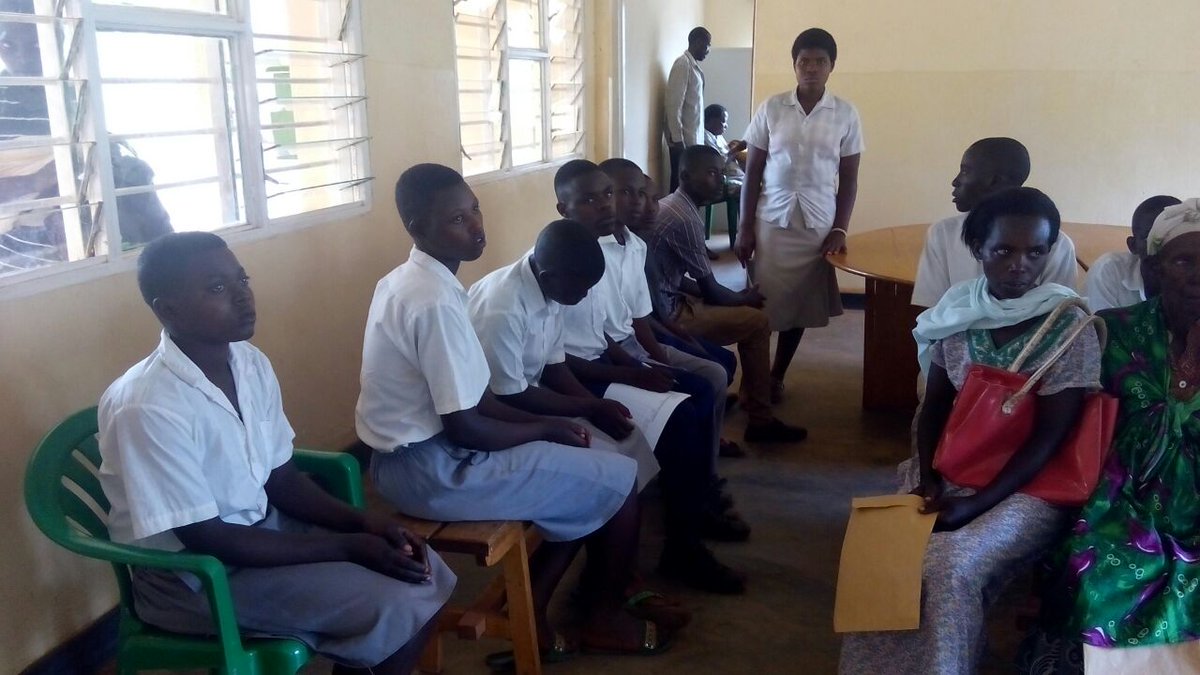 RoyalFMRwanda's tweet photo. Indemyabigwi za #RukaraSector zatanze inkunga y'amakayi ku banyeshuri batishoboye batsinze neza. @RwandaLocalGov @Rwanda_Edu @REBRwanda https://t.co/rOfjK5SF1z