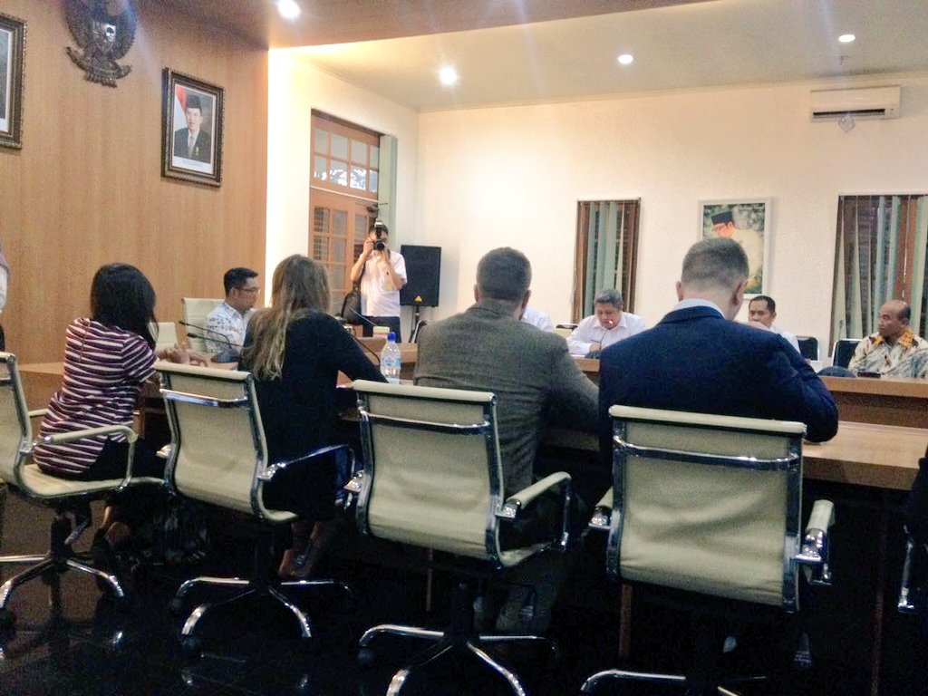 FPlusIndonesia's tweet photo. Finally @FootballPlusJon got to meet Mr.Mayor @ridwankamil to talk about #footballfordevelopment in Bandung. https://t.co/r9QwZPjdnk