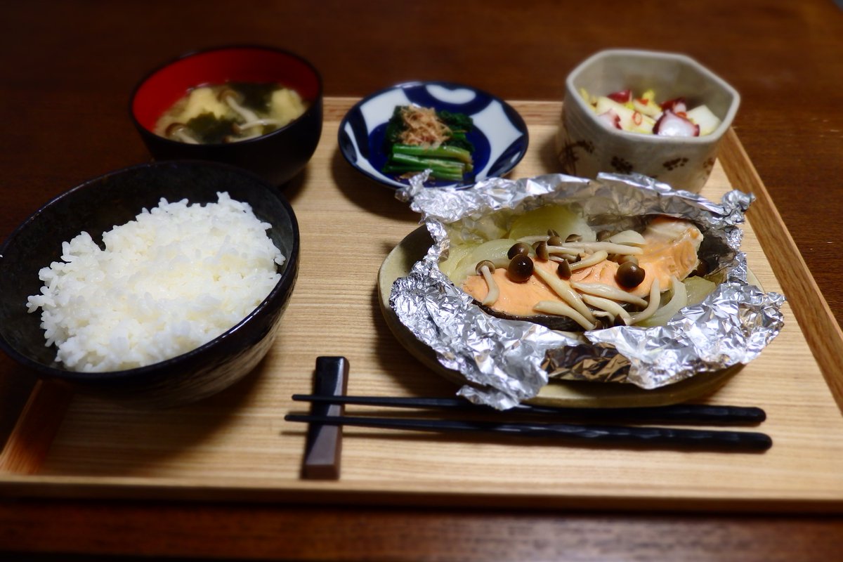 Uzivatel トータス杉村 Na Twitteru 人生初 鮭のホイール焼きに挑戦 主菜 鮭のホイール焼き 副菜 白菜の浅漬けタコ和え 副菜 ほうれん草のおひたし 汁物 お味噌汁 メモ バター香る鮭のホイール焼きはポン酢をかけていただきました 昨晩の白菜の浅