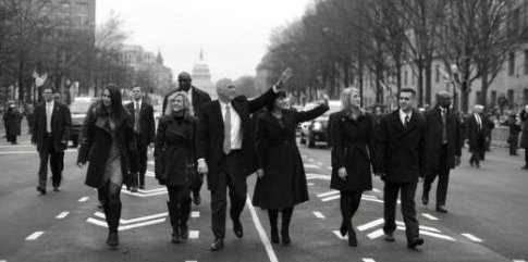 ElHuffPost's tweet photo. La visión de esta foto desde otro ángulo arrasa en Twitter https://t.co/CE0FHtQZvd https://t.co/bd2dyX6Ei8