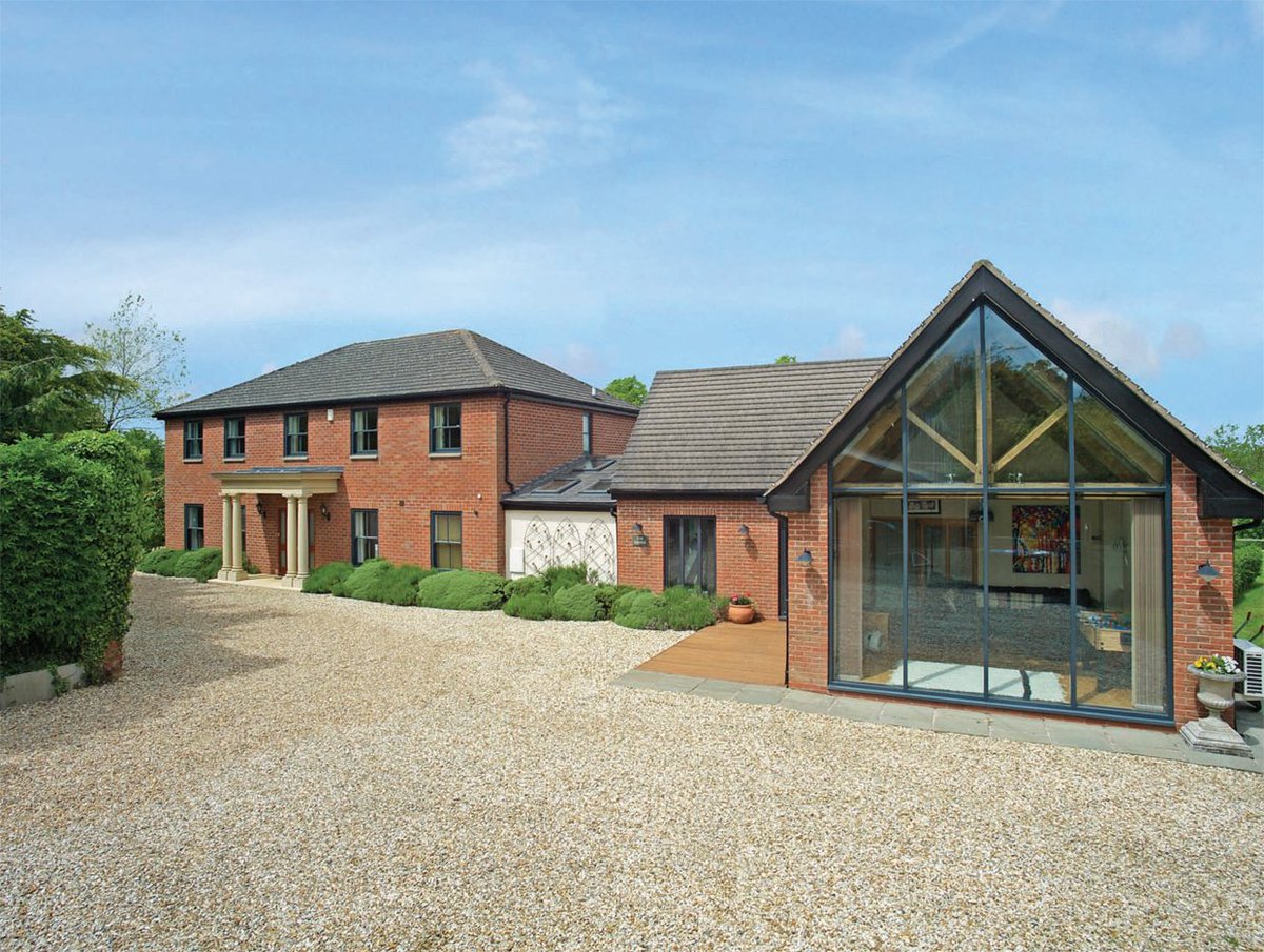MidlandsLuxury's tweet photo. #Luxury #living:A stunning family #home in the village of #Harbury p8 https://t.co/sOY619DAKU #Warwickshire @FineandCountry #property #views https://t.co/ipCLQOGsN9