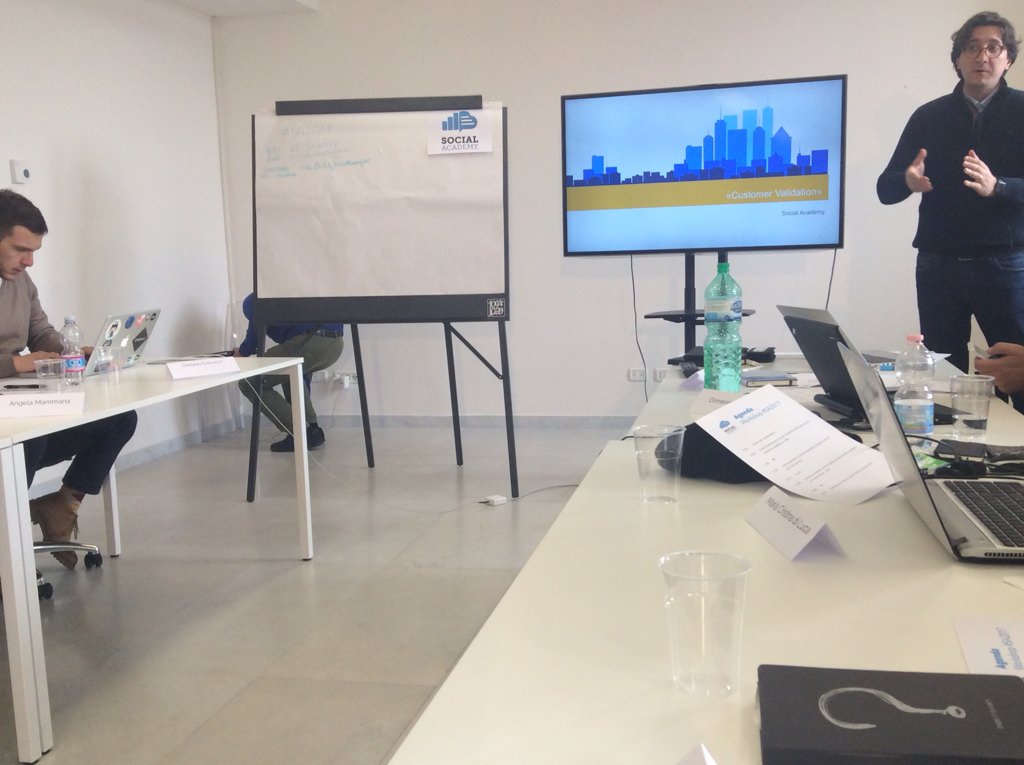 oneofstarsailor's tweet photo. Domenico Greco prende la parola e ci propone un'analisi creativa per #sa2017. E mostra Canvas cari a #dolabmarketing https://t.co/ezeEe8saJW
