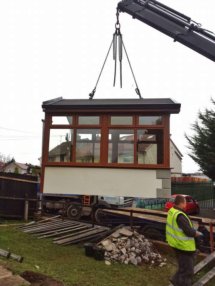 JacobsonModular's tweet image. 3x3.6m oak sunroom being craned in. #Belfast #NorthernIreland #modular