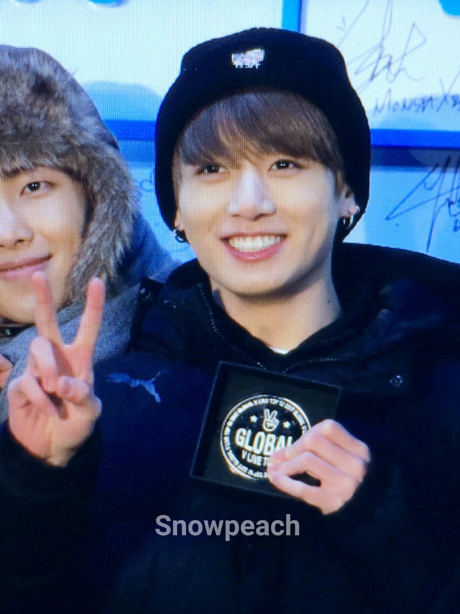 JUNGKOOKcokr's tweet photo. 170124 ✌🍑❤ #정국 @BTS_twt https://t.co/7GNGADxfZ3