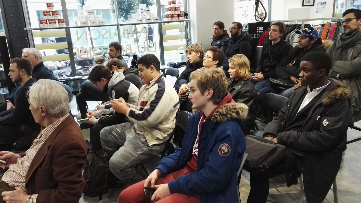 Coinhousefr's tweet photo. Comprendre la blokchain et ses monnaies, questions-réponses et atelier en ce moment à la Maison du Bitcoin https://t.co/XUKOWCuVNM