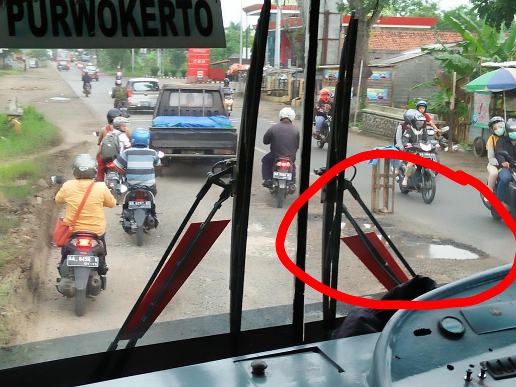 just_ratna's tweet photo. Yang kayak gini banyak banget dari kedungbener-kutoarjo pak @ganjarpranowo. Tp sy malah jadi tahu kalo sopirnya solo - pwt jago nge drift. 😆 https://t.co/pSgNQv14A5