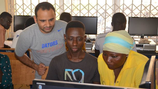 U.S. graduate students help #youth in Ghana learn advanced #tech to empower smallholder farmers: ow.ly/R1Uf308iOl0 <a href="/HortInnovLab/">Feed the Future Innovation Lab for Horticulture</a>