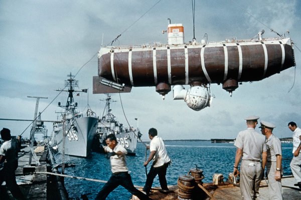 FirstTimeFacts_'s tweet photo. The #firstperson to reach the #deepestpoint on earth https://t.co/IsfKHnveoH #marianatrench https://t.co/SsFO7dxvWO
