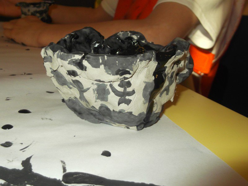 Year 4 paint and decorate their Greek vases. It was a tricky task to hold the delicate vases whilst trying to paint. year4.bellsfarm.org/?p=1960