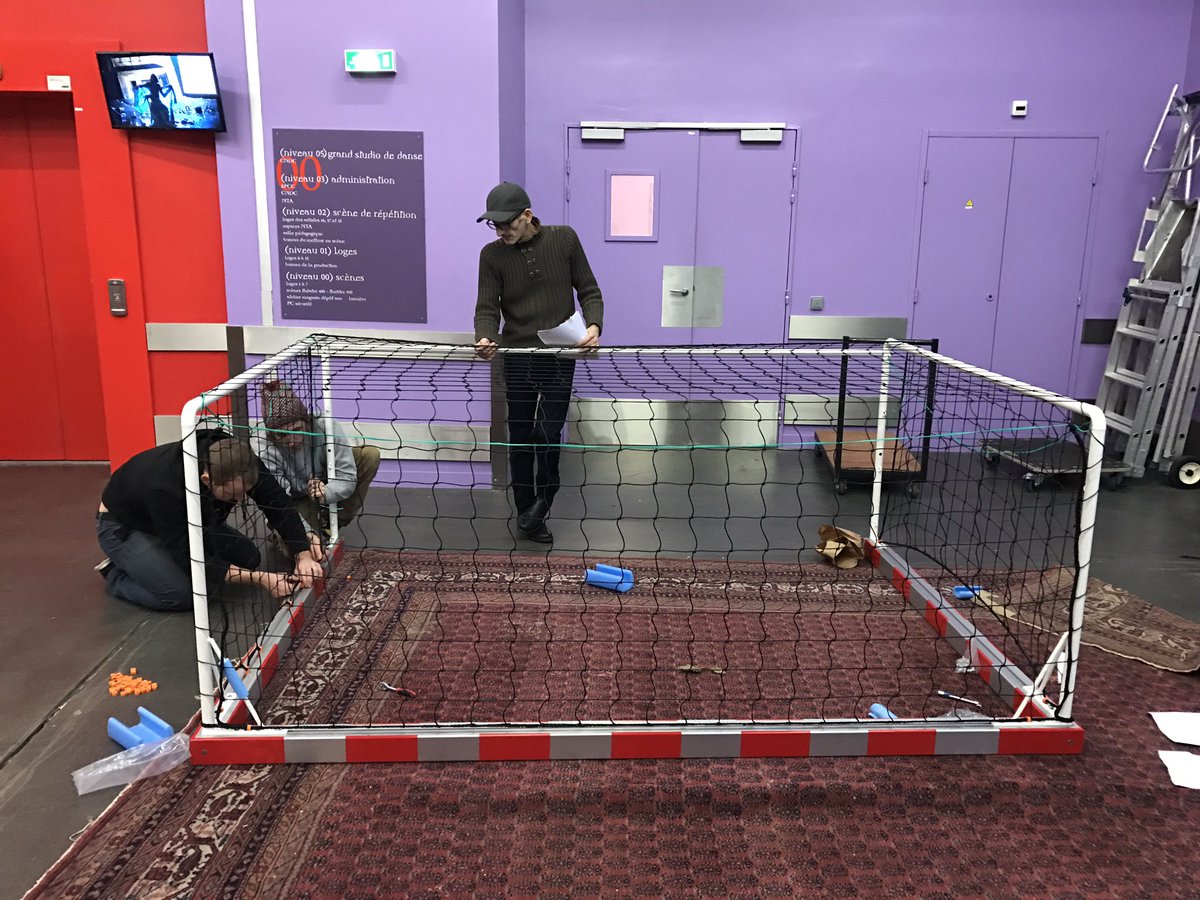 LeQuai's tweet photo. [COULISSES] #ZoneDeTransit
Montage d'un élément du décor de #HonneurANotreElue 
#theatre #creation @lequai #Angers #CultureAngers #handball https://t.co/IL21pTxO6t