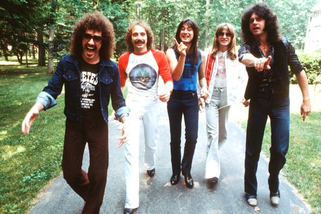 conciertoradio's tweet photo. ¡Últimas horas para participar! Vota por tu favorita de Journey en #ElCompilado y gana su "Greatest Hits" ► https://t.co/MTx47hkgnG https://t.co/v5EzDb7CG5