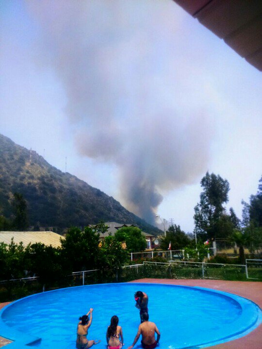 INFORMADORCHILE's tweet photo. Urgente🔴  grave incendio forestal en El Canelo https://t.co/IPqmHsQayE EN DESARROLLO https://t.co/MUhUMQnFq9