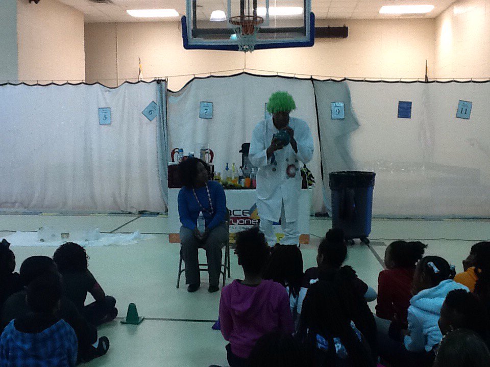 MsDavis20152016's tweet photo. @Ms_A_Jackson3 &@gilliard_gators having fun with #sciencemachine @science4every1 https://t.co/WXMtSn0Eiw