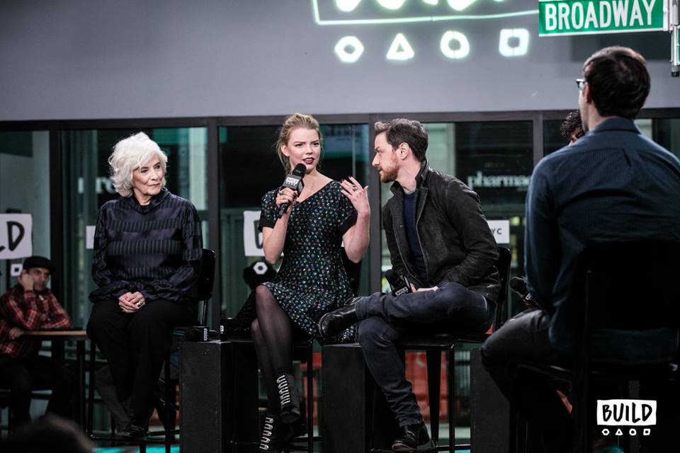 JamesMcAvoyRUS's tweet photo. #JamesMcAvoy #AnyaTaylorJoy #blbuckley #MNightShyamalan #Split #presstour #NewYork #AOLBUILD https://t.co/18nOvJeoG5