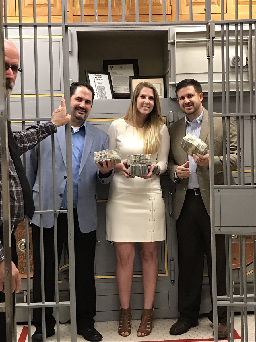 angiewcooper's tweet photo. As part of the State Government session the Emerging Leaders group toured the Treasurers office.  That's a lot of cash! @ACECArkansas https://t.co/wf7JrSwiWk