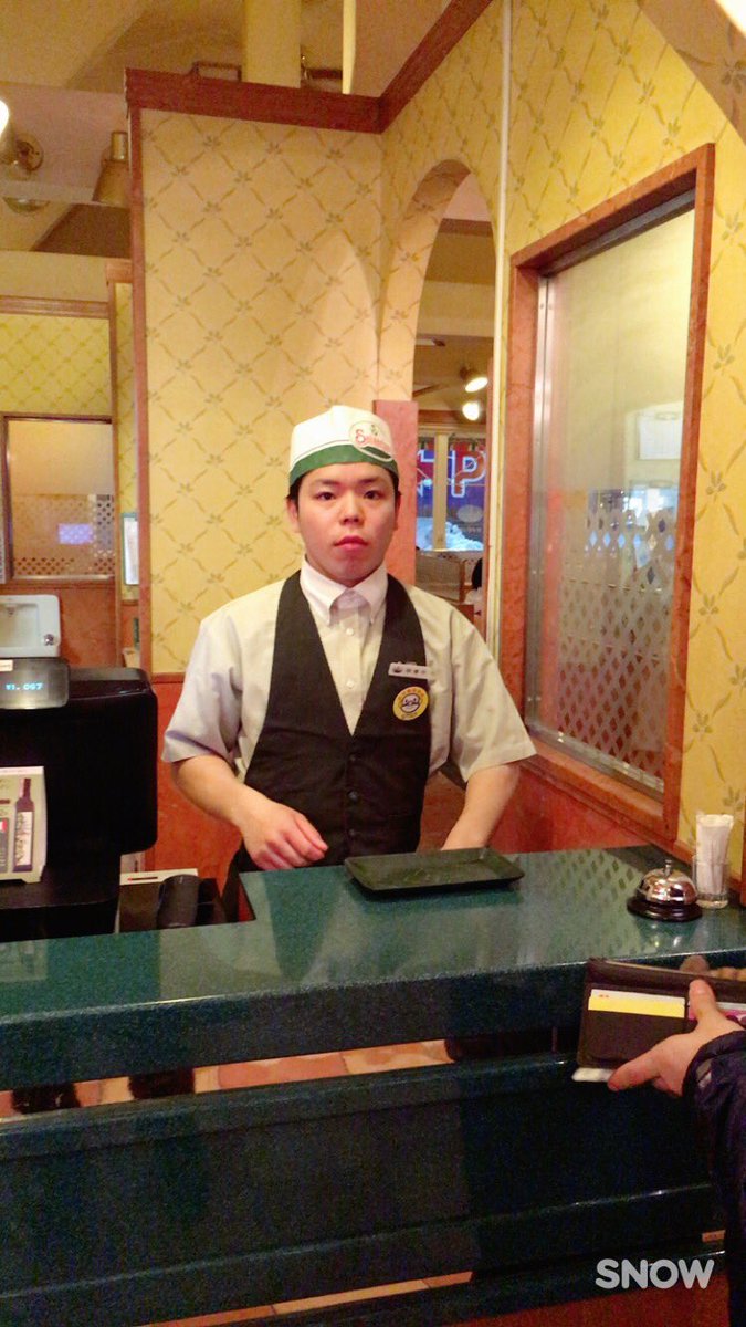 輿石君バイトふぁいと(^｡^) サイゼの制服めちゃ似合ってる👍