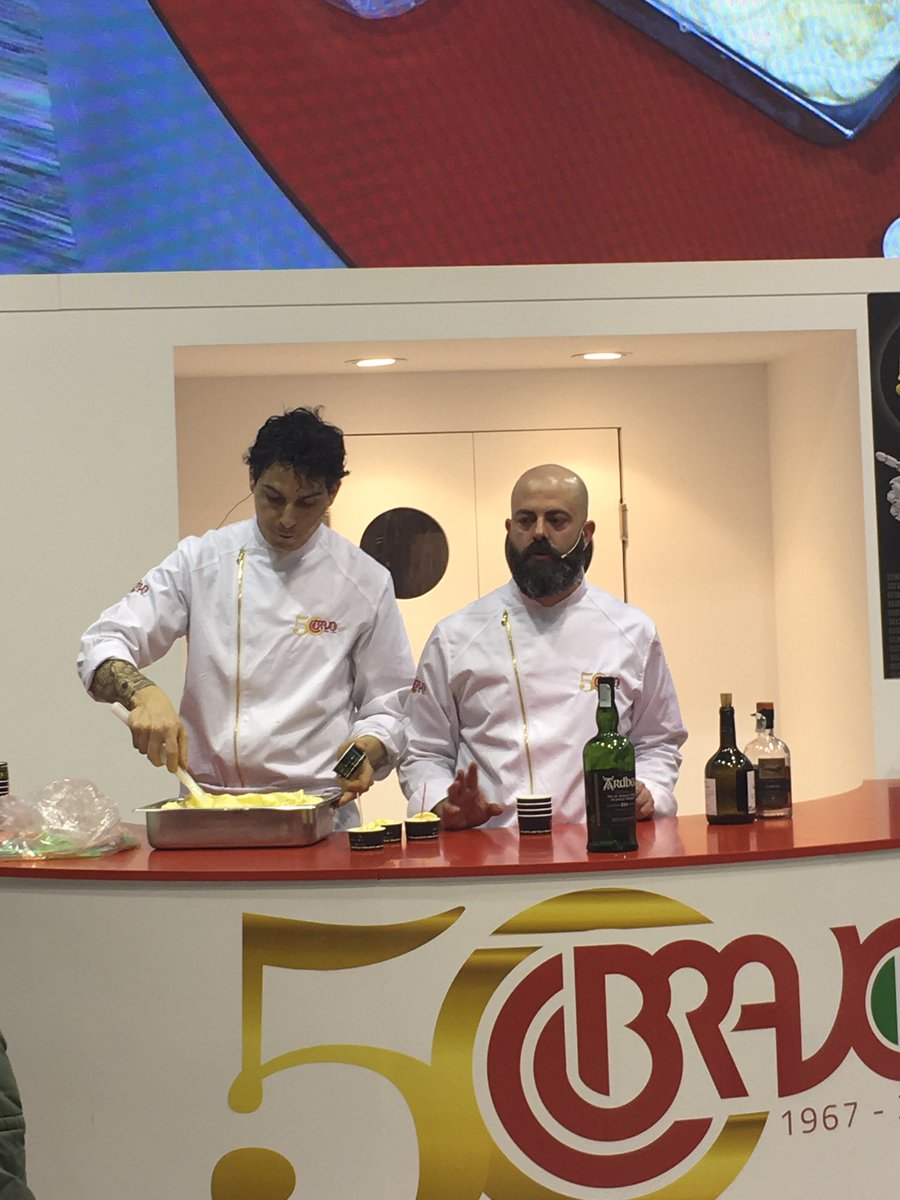 cri_fabbri's tweet photo. La Cremeria Capolinea di #reggioemilia tra le migliori gelaterie de @ilGamberoRosso premiata al #sigep2017 https://t.co/L2zZZd2C14 https://t.co/J7D45VWHdW