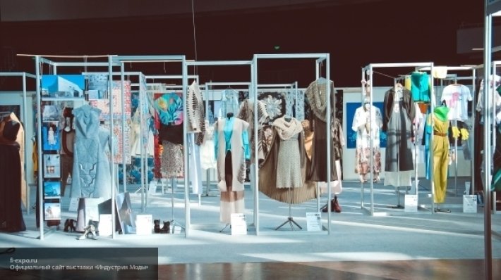 Выставка индустрия моды спб. Выставка одежды. Выставка дизайнерской одежды. Выставка дизайнеров одежды. Индустрия моды выставка.
