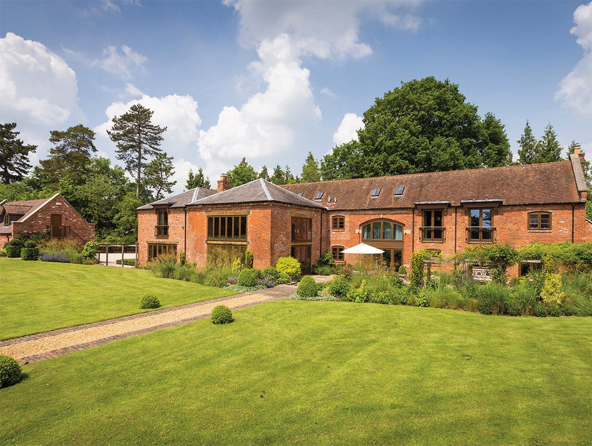 MidlandsLuxury's tweet photo. Contemporary #living meets #village life… p22 https://t.co/sOY619DAKU @JustineBorman #propertyfinder #BarnConversion #Lapworth #luxury #home https://t.co/0zO0mt0PV8