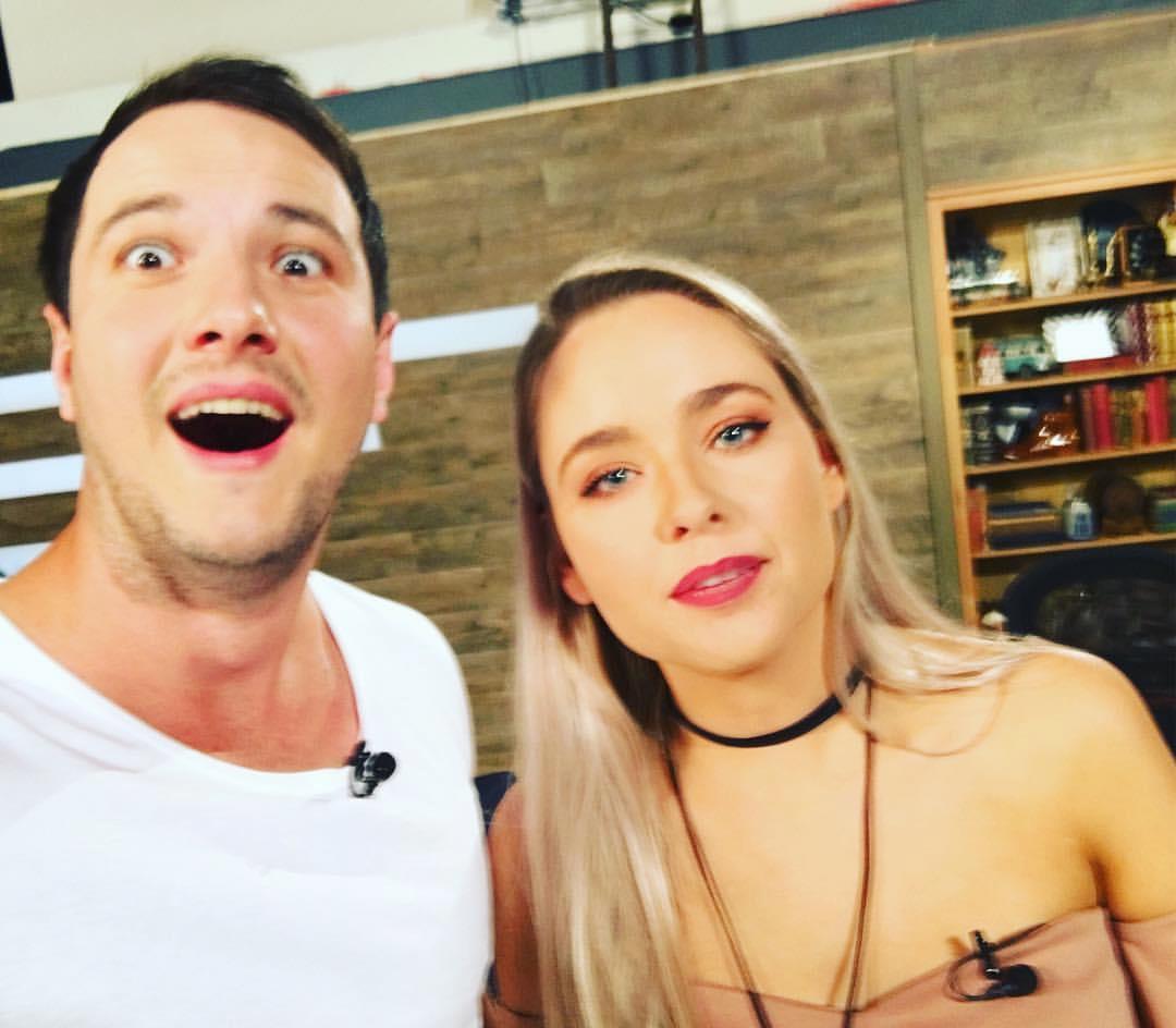 grafikaklik's tweet image. Look how surprised I am that @alysseparis came on our show. That&apos;s like a 7/10 on my &quot;surprised face&quot; scale. #debonairfox @debonairfox