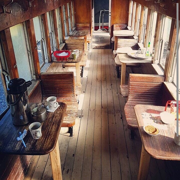 Desayunar en un vagon de tren en una estación histórica del #CajónDelMaipo Ven con nosotros!