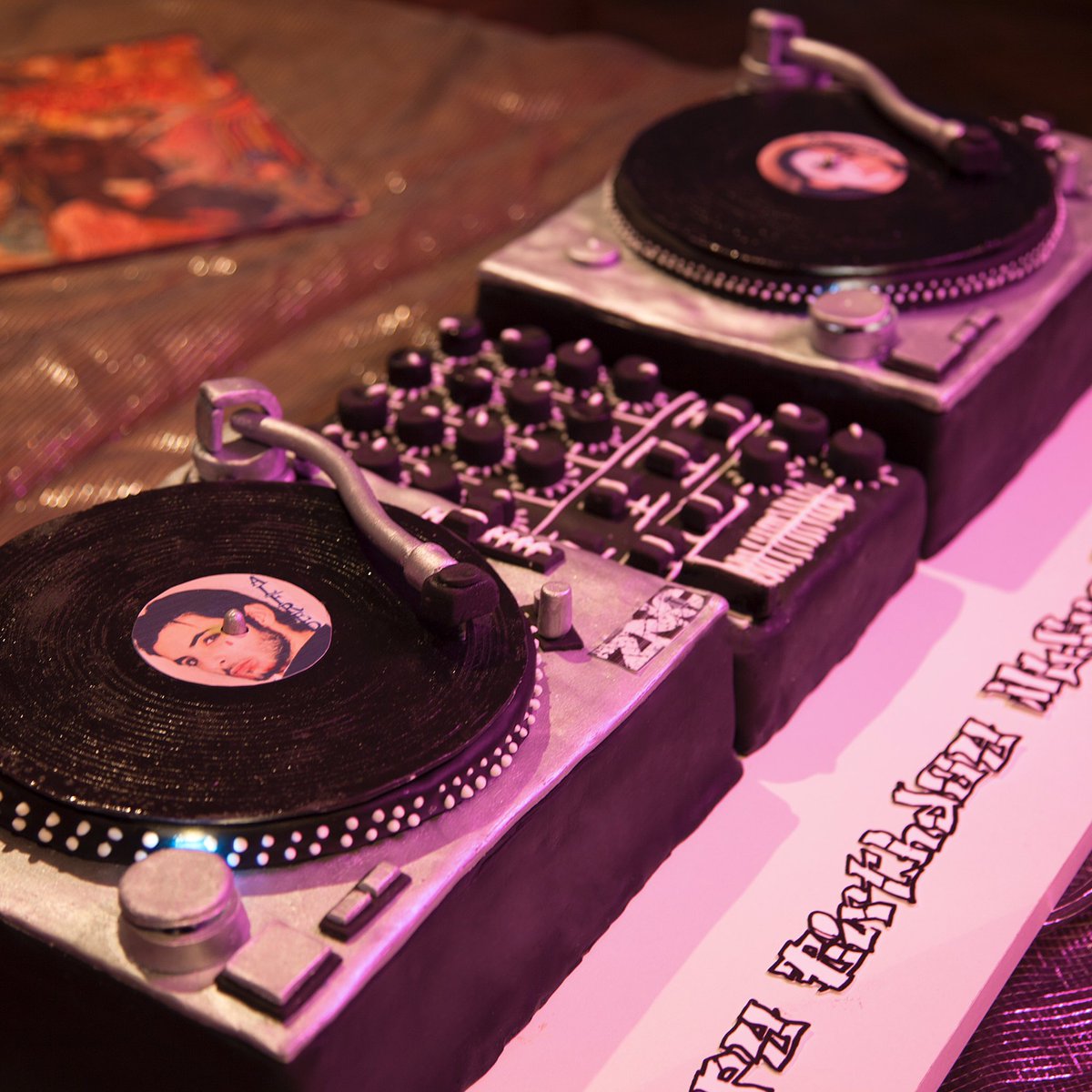 CarolineAttal's tweet photo. Voici le gâteau que j'ai réalisé pour le 18ème anniversaire de mon fils et de son meilleur ami #turntablecake https://t.co/36YBRDsVY2