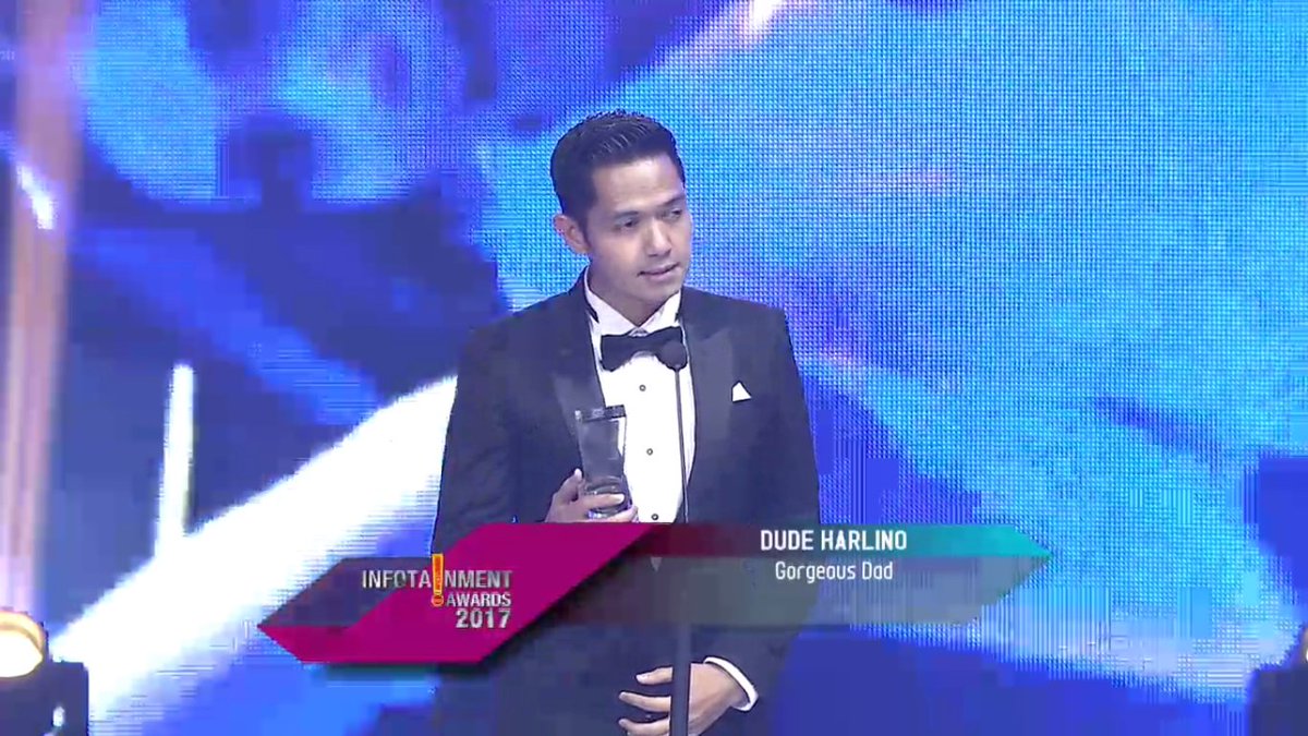 Piala Gorgeous Dad jatuh kepada <a href="/dude2harlino/">dude harlino</a>! Memang pas banget ya Dude jadi ayah keren, selamat! #InfotainmentAwards2017