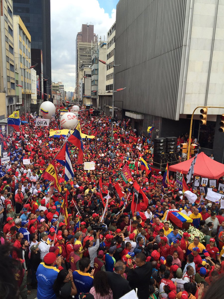 CiudadVLC's tweet photo. Mientras el pueblo patriota acompañó MASIVAMENTE al inmortal Fabricio Ojeda al Panteón, la oposición volvió a mostrar su NADA. Juzgue usted. https://t.co/AeYfWk86vT