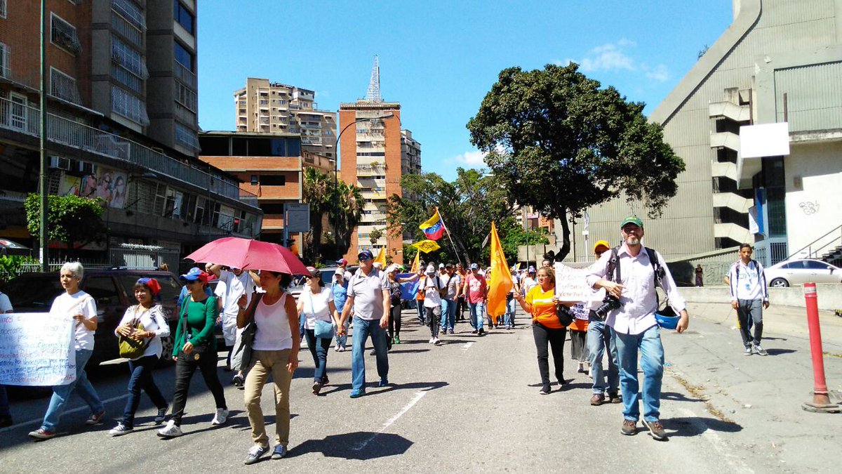 CiudadVLC's tweet photo. Mientras el pueblo patriota acompañó MASIVAMENTE al inmortal Fabricio Ojeda al Panteón, la oposición volvió a mostrar su NADA. Juzgue usted. https://t.co/AeYfWk86vT