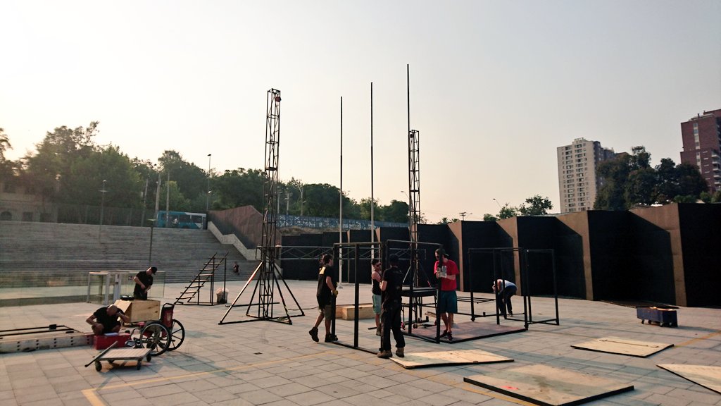 En pleno montaje de #MemoriaEscenica17 celebramos 10 años de <a href="/Teatroonirus/">Teatroonirus</a> desde el 25/28 enero en la Explanada del museo #EntradaLibre